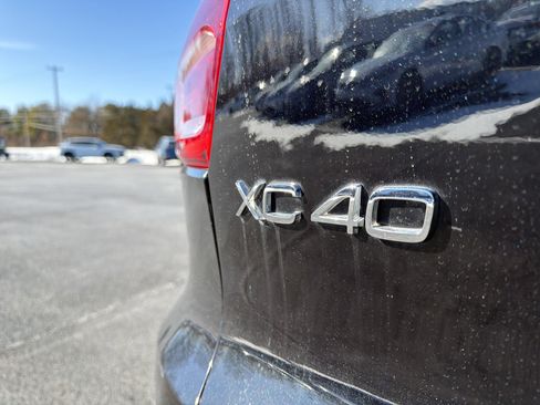 Used 2021 Volvo XC40 T5 R-Design w/ Climate Package image 32