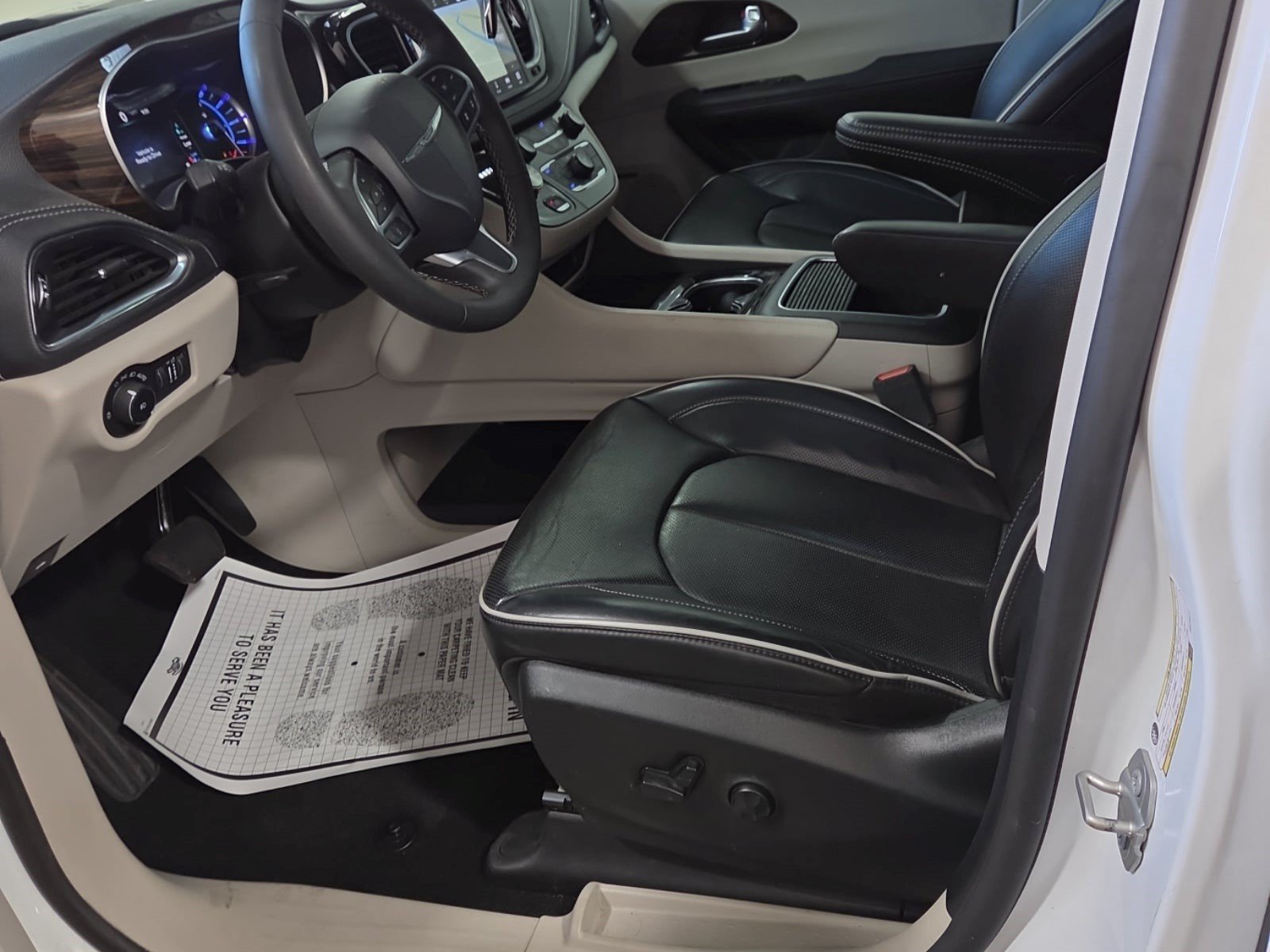 Used 2023 Chrysler Pacifica Limited w/ Uconnect Theater Family Group FWD image 7