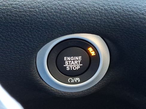 Used 2026 Chrysler Pacifica Select FWD image 15