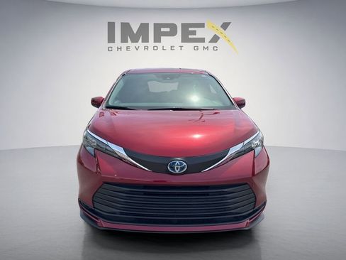Used 2025 Toyota Sienna LE FWD image 8