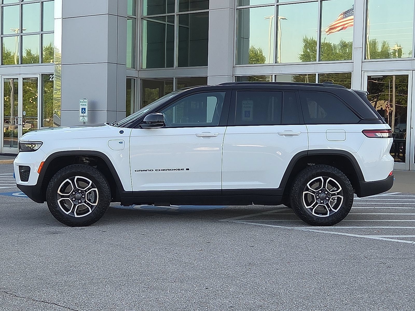 Used 2023 Jeep Grand Cherokee Trailhawk AWD/4WD image 3