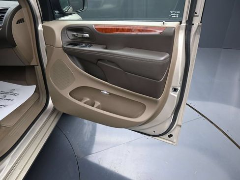Used 2014 Chrysler Town & Country Touring FWD image 9