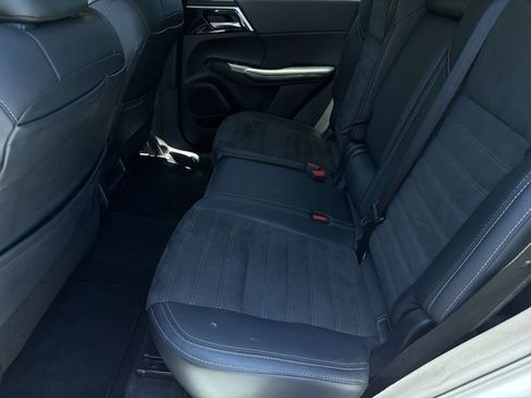 Used 2024 Mitsubishi Outlander AWD image 19