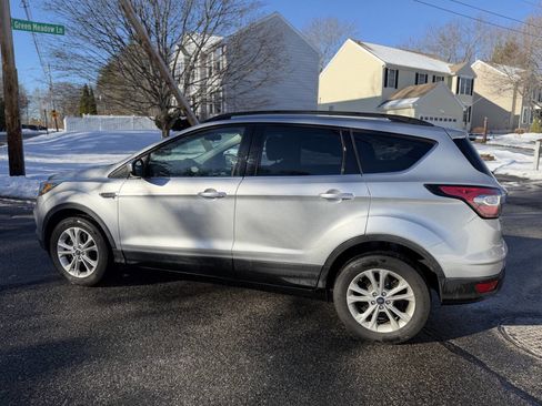 Used 2017 Ford Escape SE w/ Equipment Group 201A image 5