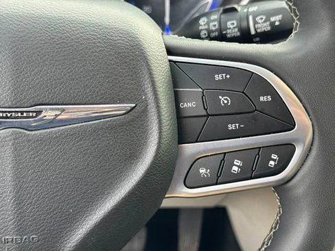 Used 2024 Chrysler Pacifica Touring-L FWD image 35