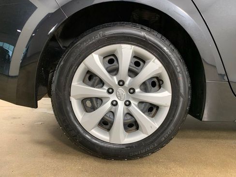 Used 2022 Toyota Corolla LE FWD image 37