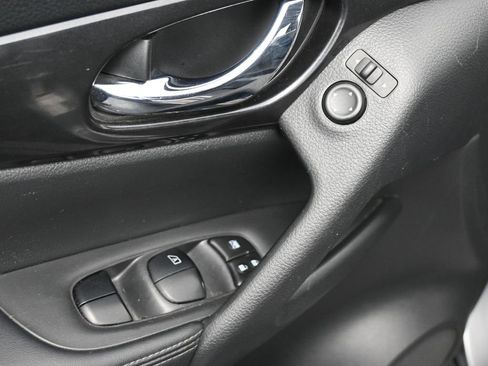 Used 2018 Nissan Rogue S image 16