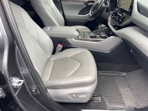 Used 2023 Toyota Highlander Platinum image 19