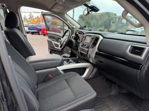 Used 2018 Nissan Titan SV w/ SV Convenience Package image 14