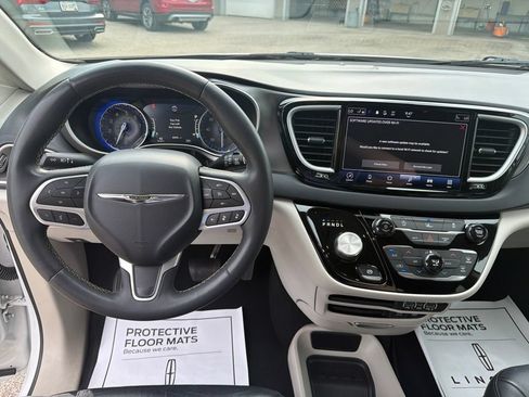 Used 2022 Chrysler Pacifica Touring-L FWD image 23