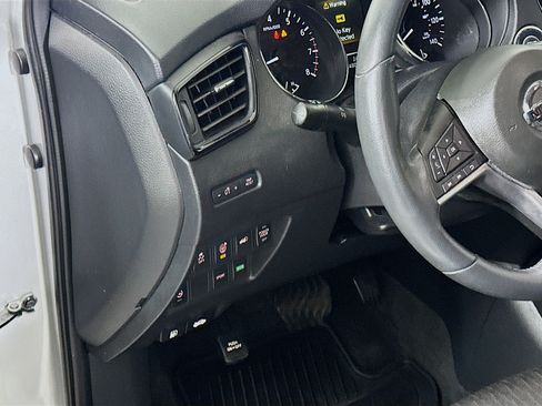 Used 2017 Nissan Rogue SV w/ SV Premium Package FWD image 16