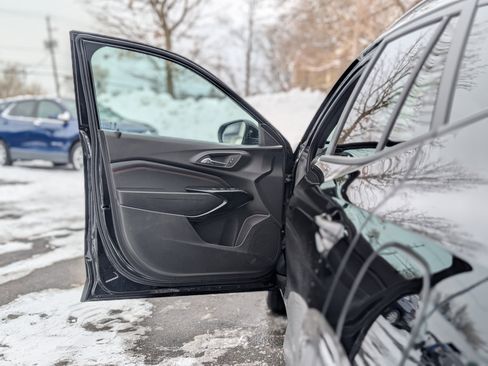 Used 2025 Chevrolet Trax RS w/ Sunroof Package image 30