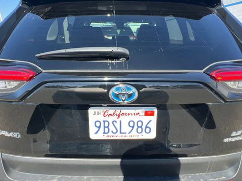 Used 2022 Toyota RAV4 LE AWD/4WD image 19
