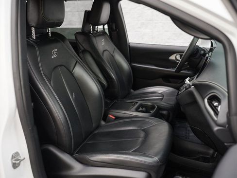 Used 2022 Chrysler Pacifica Touring-L w/ Uconnect Theater Family Group image 26