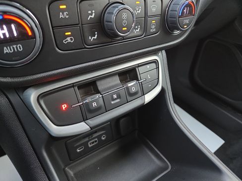 Used 2024 GMC Terrain SLT image 23