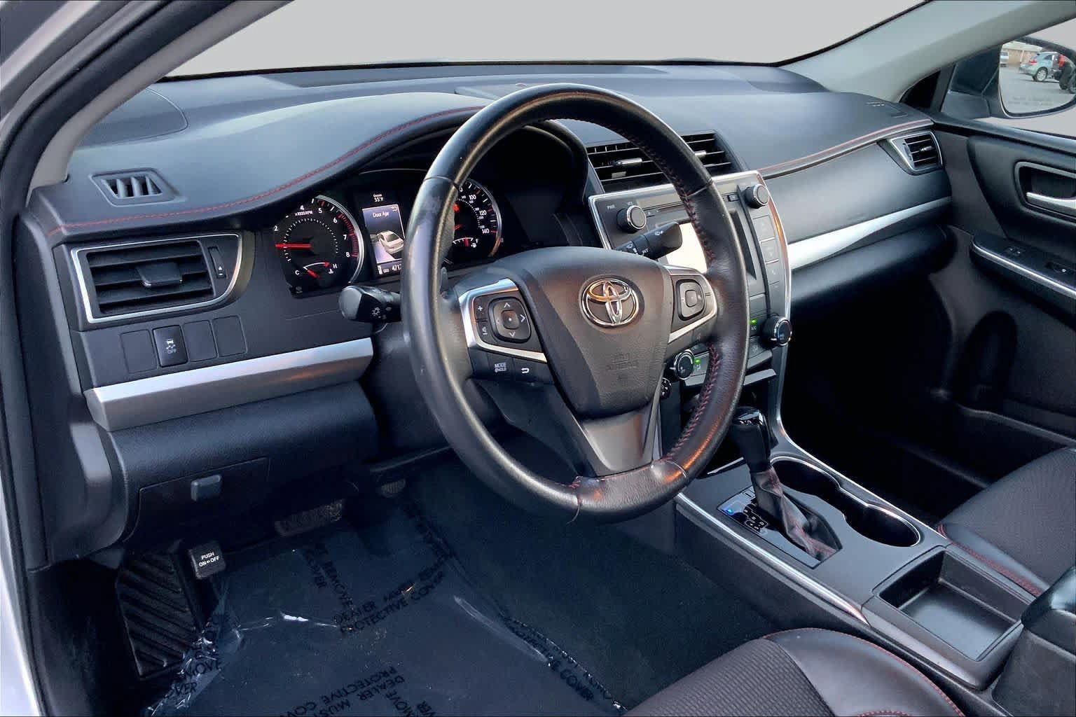 Used 2017 Toyota Camry SE w/ Moonroof Package FWD image 15