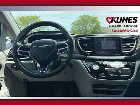 Used 2018 Chrysler Pacifica Touring-L FWD image 38