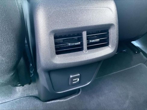 Used 2023 Chevrolet Equinox LT image 28