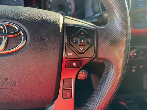 Used 2018 Toyota Tacoma TRD Sport image 18