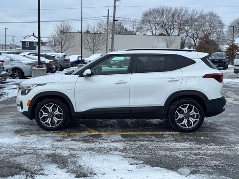 Used 2021 Kia Seltos EX image 2