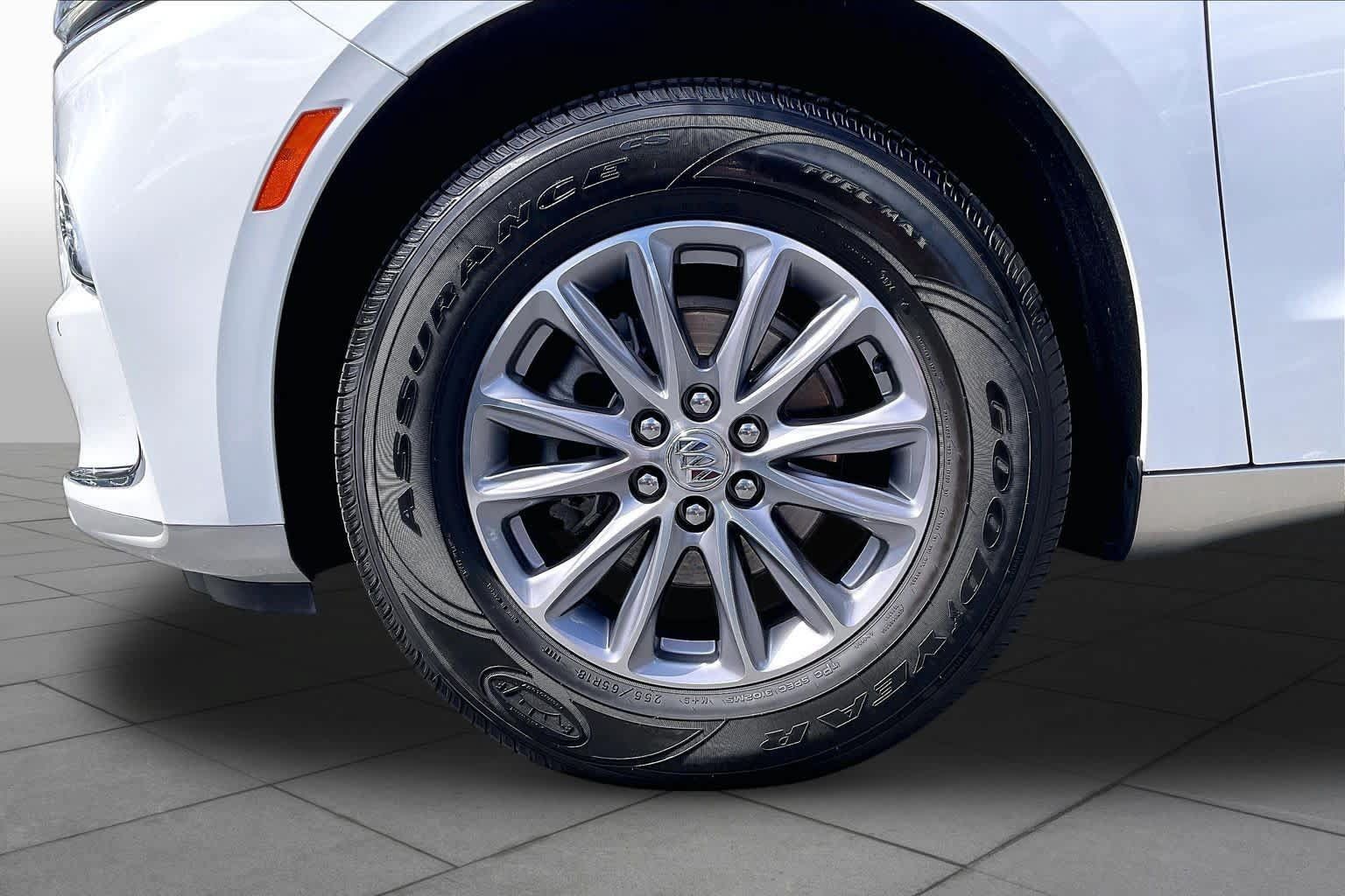 Used 2023 Buick Enclave Essence FWD image 18
