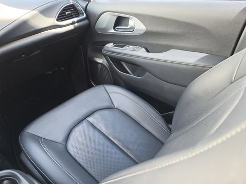 Used 2024 Chrysler Pacifica Limited w/ Uconnect Theater Family Group FWD image 27