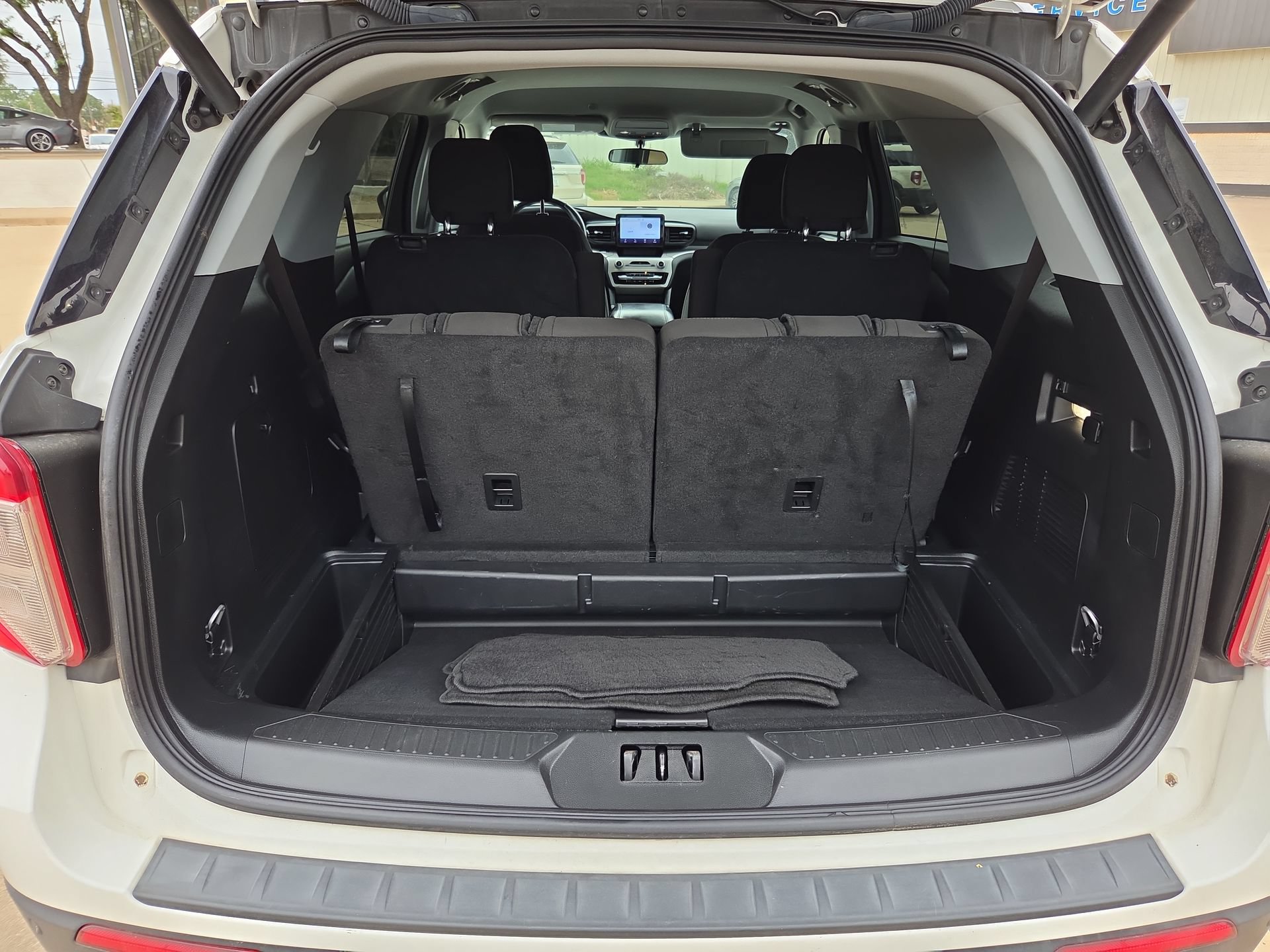 Used 2024 Ford Explorer XLT RWD image 18