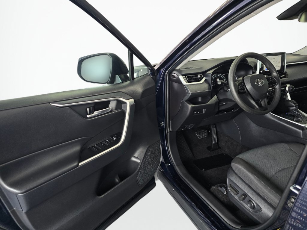 Used 2025 Toyota RAV4 XLE AWD/4WD image 30