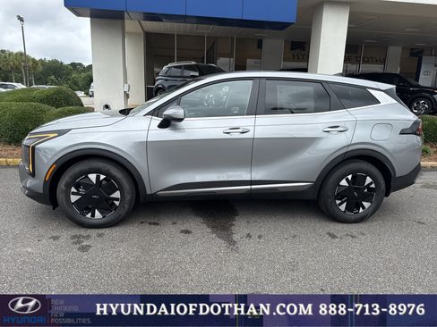 Used 2026 Kia Sportage LX FWD image 2