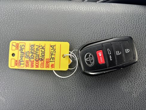 Used 2025 Toyota Camry SE image 27