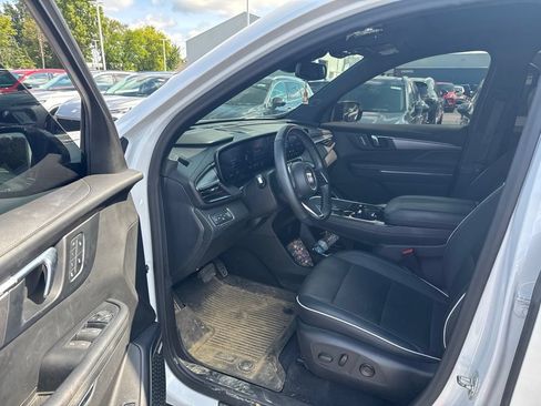 Certified 2025 Buick Enclave Sport Touring w/ Power Package AWD/4WD image 9