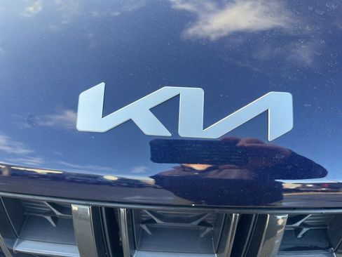 Certified 2024 Kia Carnival LX image 28