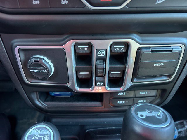 Used 2018 Jeep Wrangler Unlimited Sahara AWD/4WD image 17