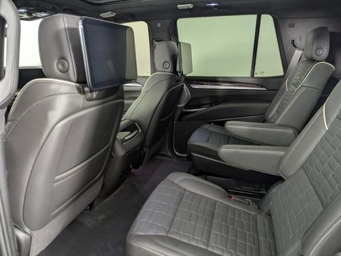 Used 2025 Cadillac Escalade Sport Platinum image 18