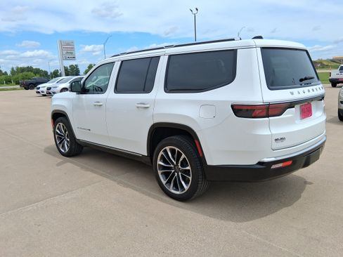 Used 2024 Jeep Wagoneer Series III w/ Premium Group I AWD/4WD image 6