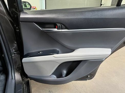 Used 2018 Toyota Camry LE FWD image 13