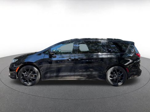 Used 2025 Chrysler Pacifica Limited FWD image 4