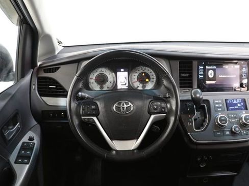 Used 2017 Toyota Sienna SE w/ SE Preferred Package FWD image 11