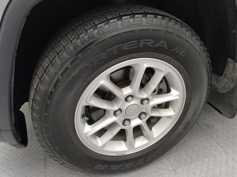 Used 2018 Jeep Grand Cherokee Laredo AWD/4WD image 31