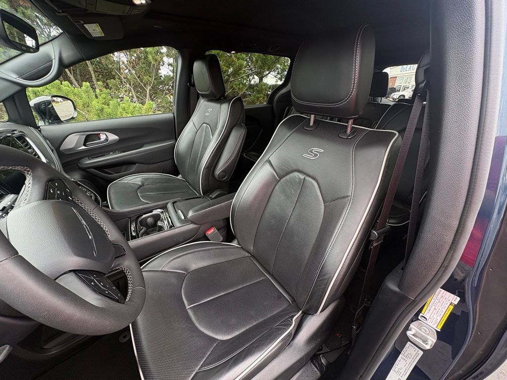 Used 2025 Chrysler Pacifica Limited FWD image 24