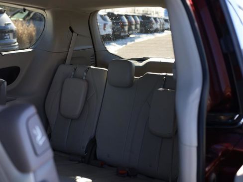 Used 2017 Chrysler Pacifica Touring-L Plus w/ Tire & Wheel Group image 22