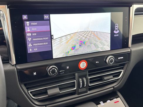 Certified 2026 Porsche Macan AWD/4WD image 25