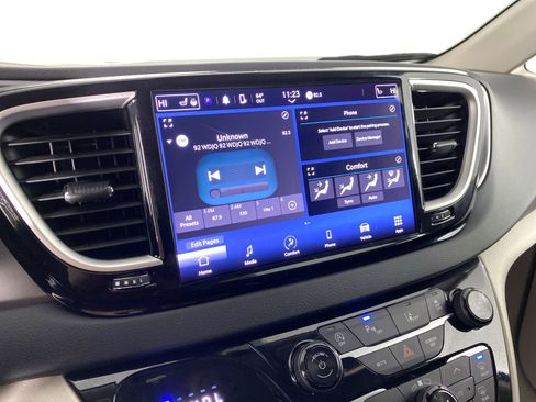 Used 2024 Chrysler Pacifica Touring-L image 28