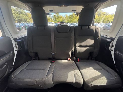 Used 2025 Jeep Wrangler Sahara image 37