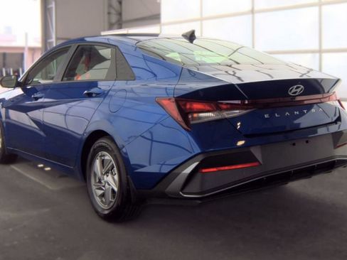 Used 2025 Hyundai Elantra SE FWD image 3