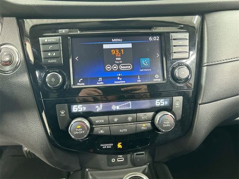 Used 2020 Nissan Rogue SV image 14