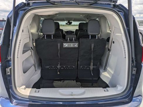 Used 2019 Chrysler Pacifica Touring-L w/ Advanced Safetytec Group FWD image 11