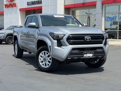 Certified 2025 Toyota Tacoma SR5 AWD/4WD image 2