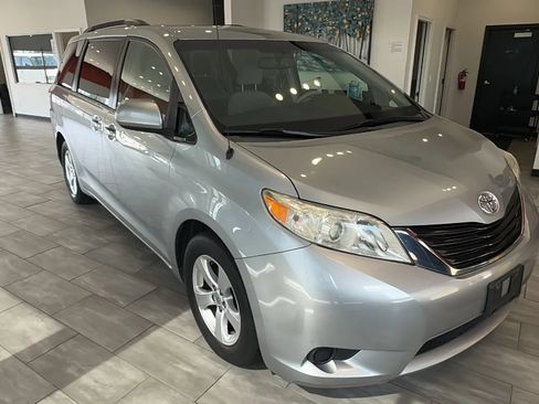 Used 2014 Toyota Sienna LE FWD image 3