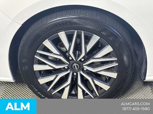 Used 2025 Nissan Altima 2.5 SV FWD image 14